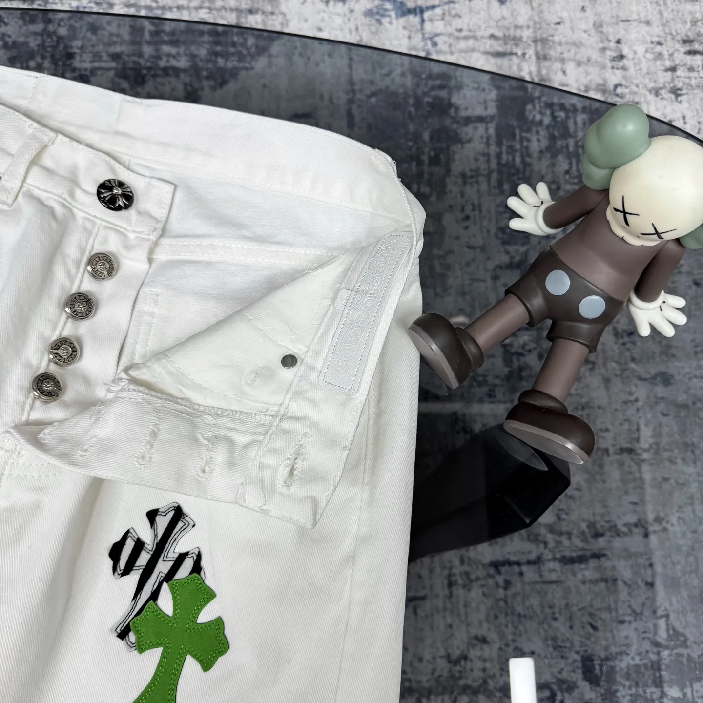 P250 Chrome Hearts CH Miami white and green limited edition cross patch leather jeans. Original purchased and printed. Really restores the ultimate texture of Vintage. Special Italian cowhide print and cut. Customized sheepskin three-layer thick line leather. The whole body is spliced in heavy water washing process. Craftsmen hand-splash ink. You can see the details. Three-dimensional cutting version. Loose and comfortable. Not picky on the figure. Makes you taller and slimmer. Factory Seiko. Original quality control. Same style for men and women. Can be matched with couples. Versatile recommendation. Necessary jeans for all seasons Color: white and green Size: S-XL (corresponding to 28-34)